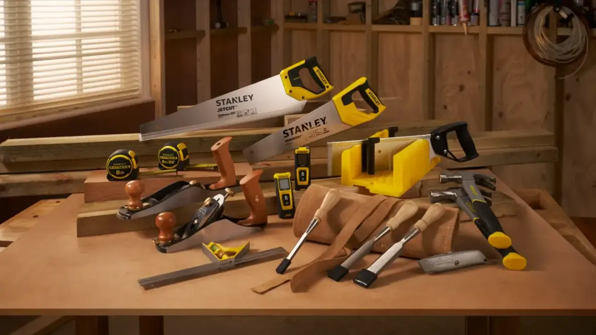 Un assortiment d'outils Stanley, incluant des scies, des rabots, des marteaux et des mètres, prêt pour tout projet de bricolage.