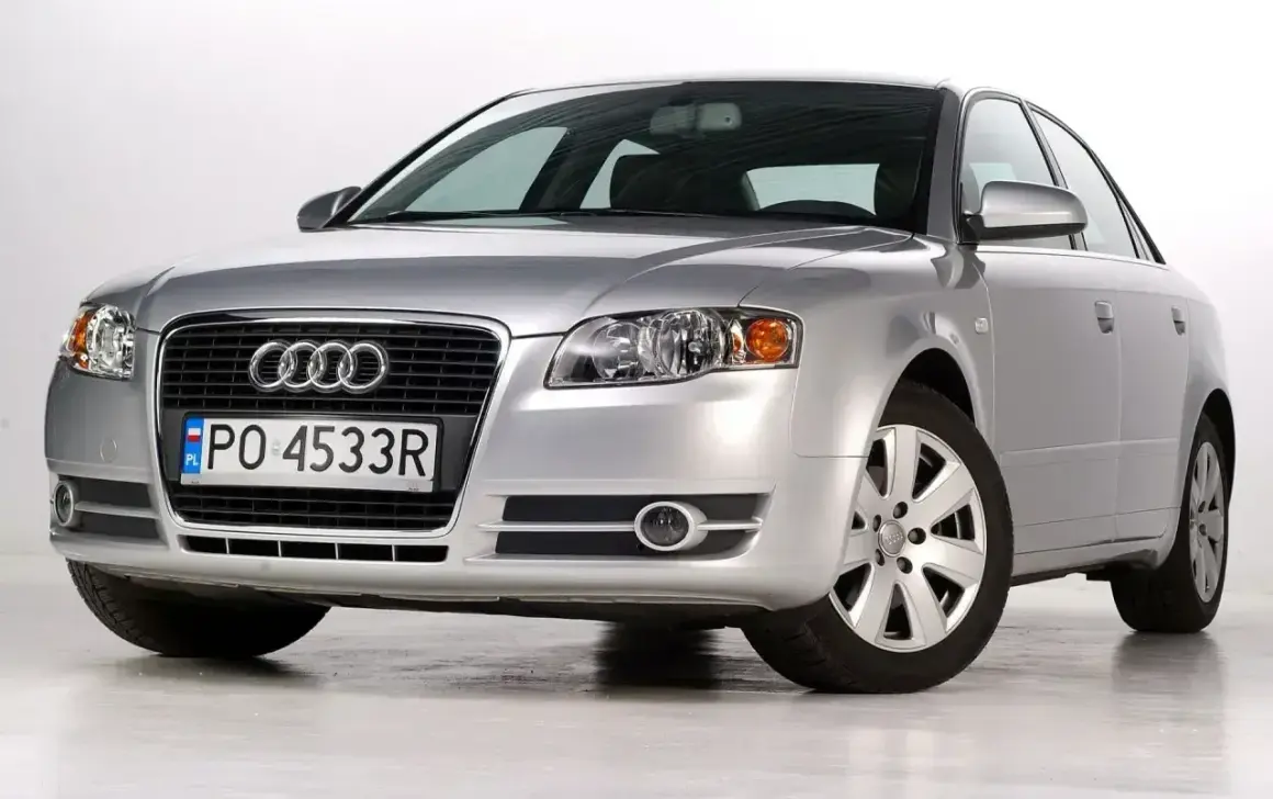 Srebrny Audi A4 Avant 2.0 TDI z polskimi tablicami PO 4533R, prezentujący się na białym tle.