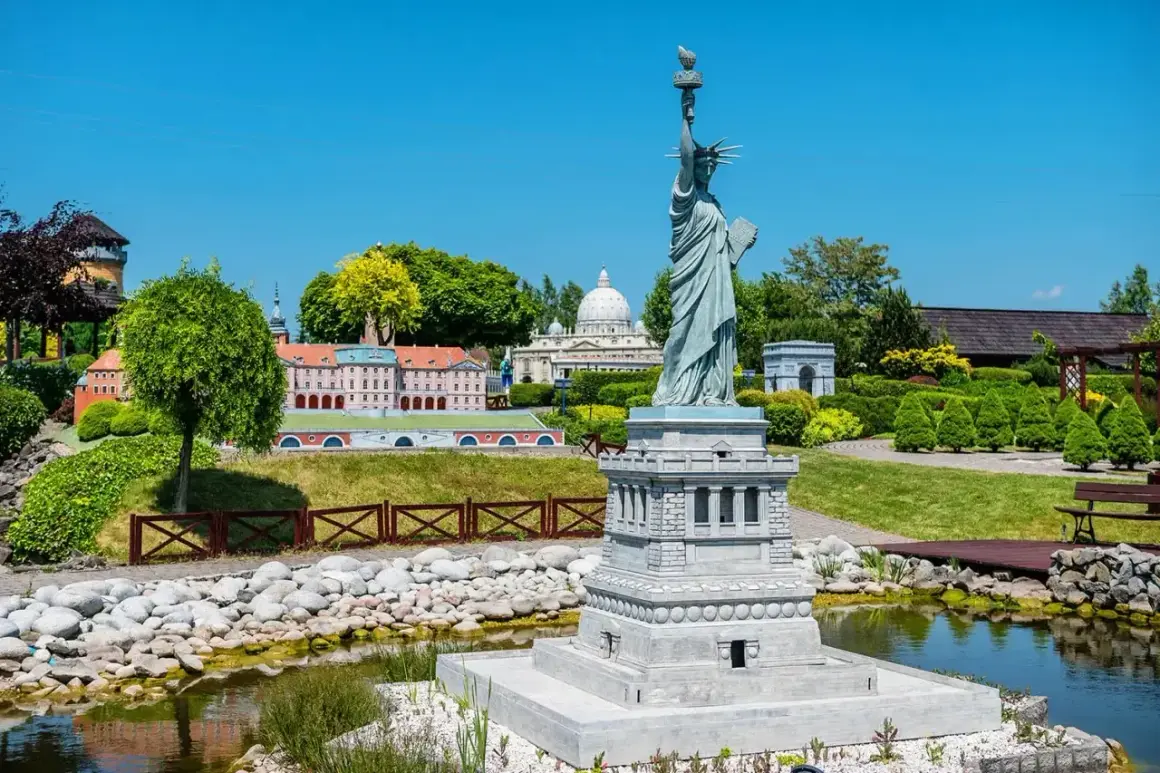 Miniaturowa Statua Wolności i inne znane budowle w jednym z parków miniatur w Polsce.