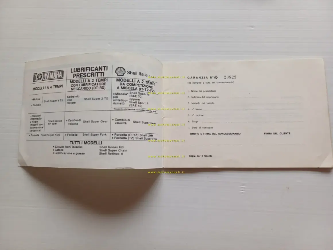 Libretto lubrificanti Yamaha per fuoribordo 2 e 4 tempi. Indica olii per motore, cambio, forcella e altri componenti.
