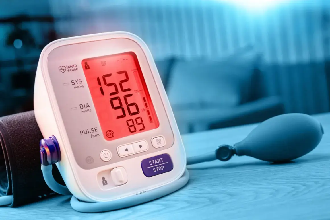 Misuratore di pressione con valori alti. Scopri come abbassare la pressione in 5 minuti con rimedi naturali e veloci.