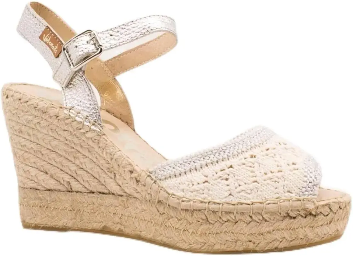 Eleganti scarpe Vidorreta con zeppa in corda, tomaia in pizzo e cinturino argentato. Perfette per un look estivo chic.