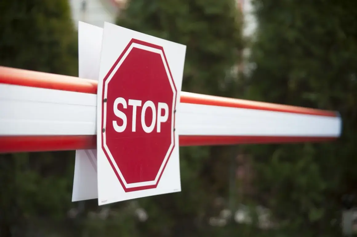 Bariera z napisem STOP, symbolizująca odmowę kredytu hipotecznego.