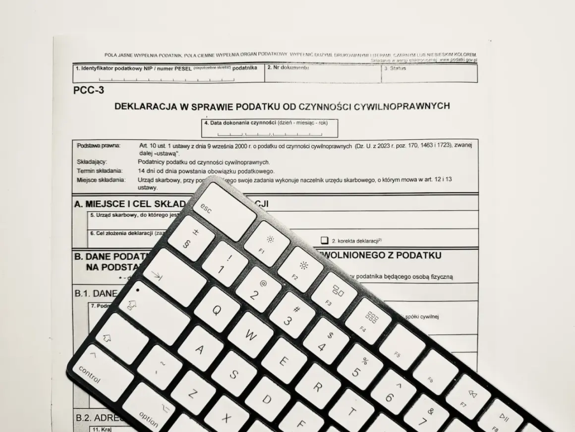 Formularz PCC-3 z klawiaturą. Deklaracja podatkowa w sprawie podatku od czynności cywilnoprawnych.