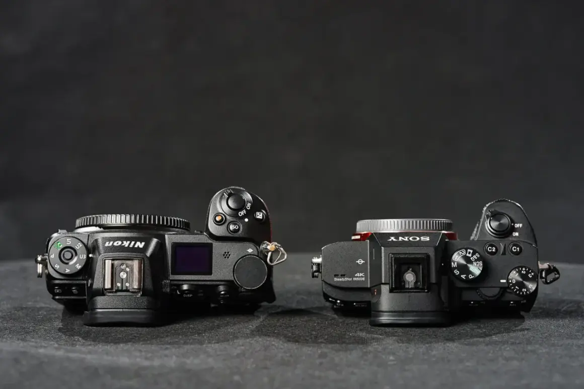 Dwie lustrzanki cyfrowe, Nikon i Sony, z widokiem z góry. Model z6 obok aparatu Sony.