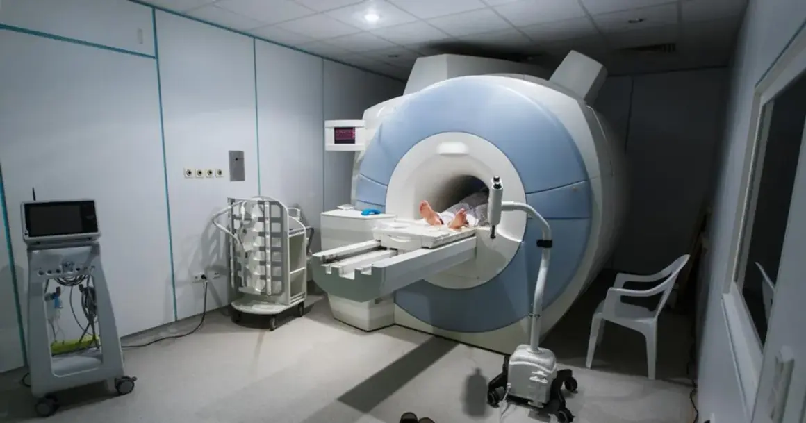 Pacjent leży w aparacie do rezonansu magnetycznego. To badanie, mri co to, pozwala na szczegółowe obrazowanie wnętrza ciała.