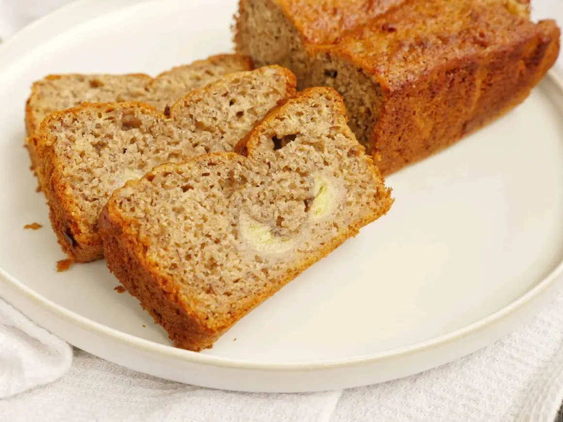 En saftig banankaka, perfekt att baka med banan. Skivorna visar den gyllene ytan och mjuka inkråmet.