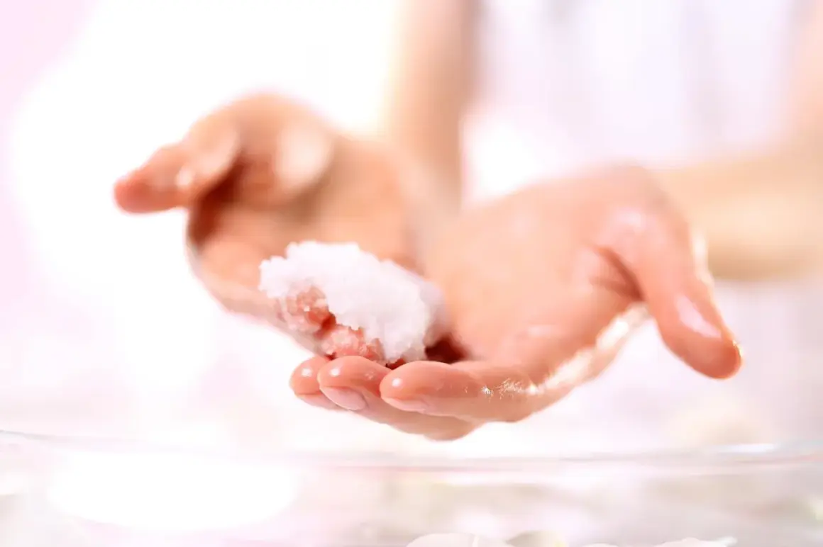 Zwei Hände halten eine kleine Menge eines selbstgemachten Peelings. Perfekt zum Handpeeling selber machen zum Verschenken.