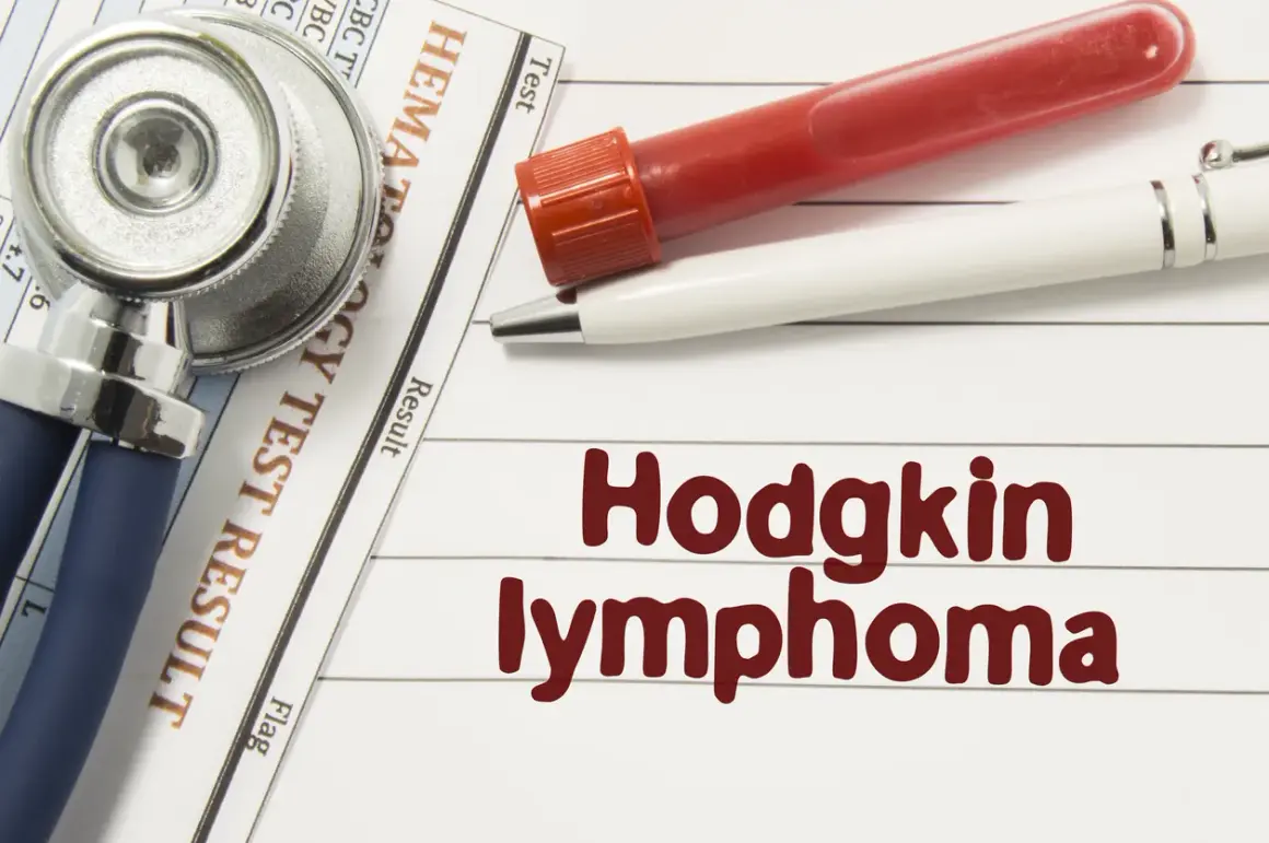 Stethoskop, Blutprobe und Stift liegen auf einem Laborbericht. Text: "Hodgkin lymphoma". Hier finden Sie Erfahrungsberichte zur Immuntherapie.