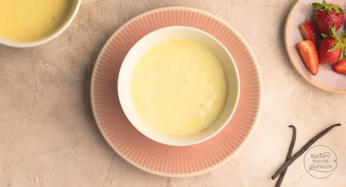 Cremiger Vanillepudding, perfekt zum Pudding selber machen. Dazu frische Erdbeeren und Vanilleschoten.