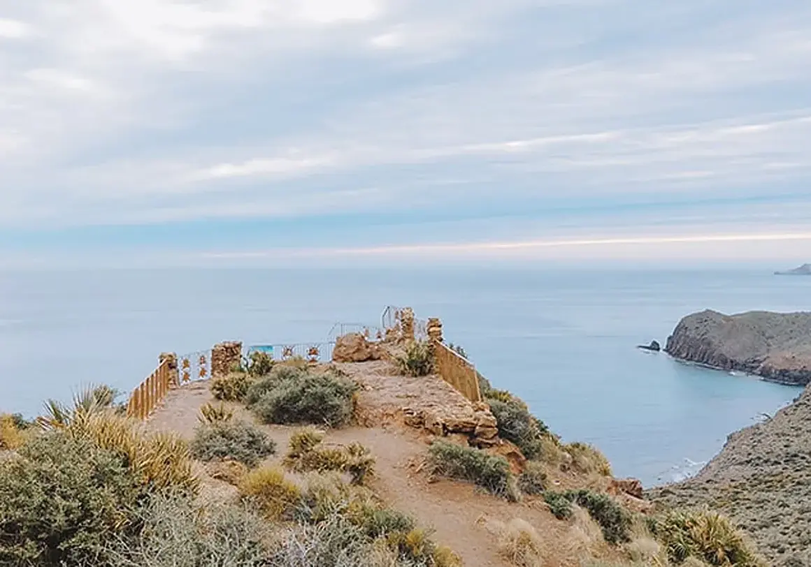 El mirador de la amatista ofrece vistas espectaculares del mar azul y la costa rocosa.
