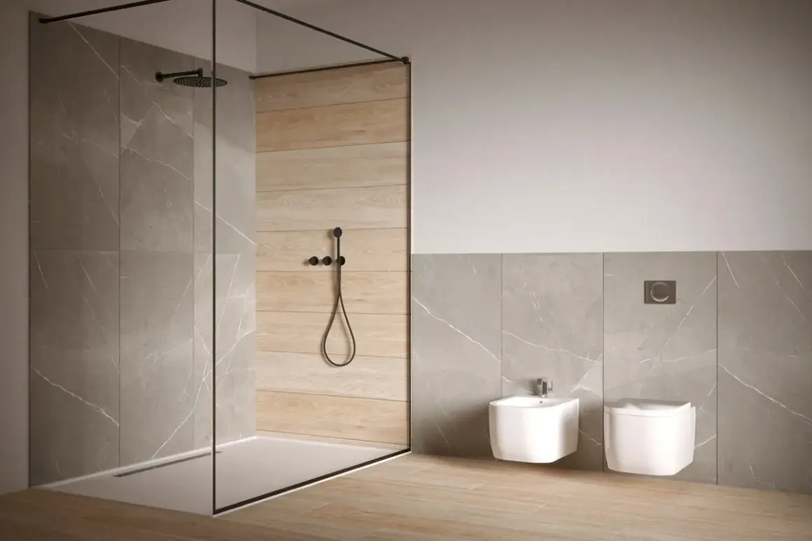 Bagno moderno con doccia a filo pavimento e rivestimento bagno 60x120 in gres effetto marmo e legno, posato orizzontale e verticale.