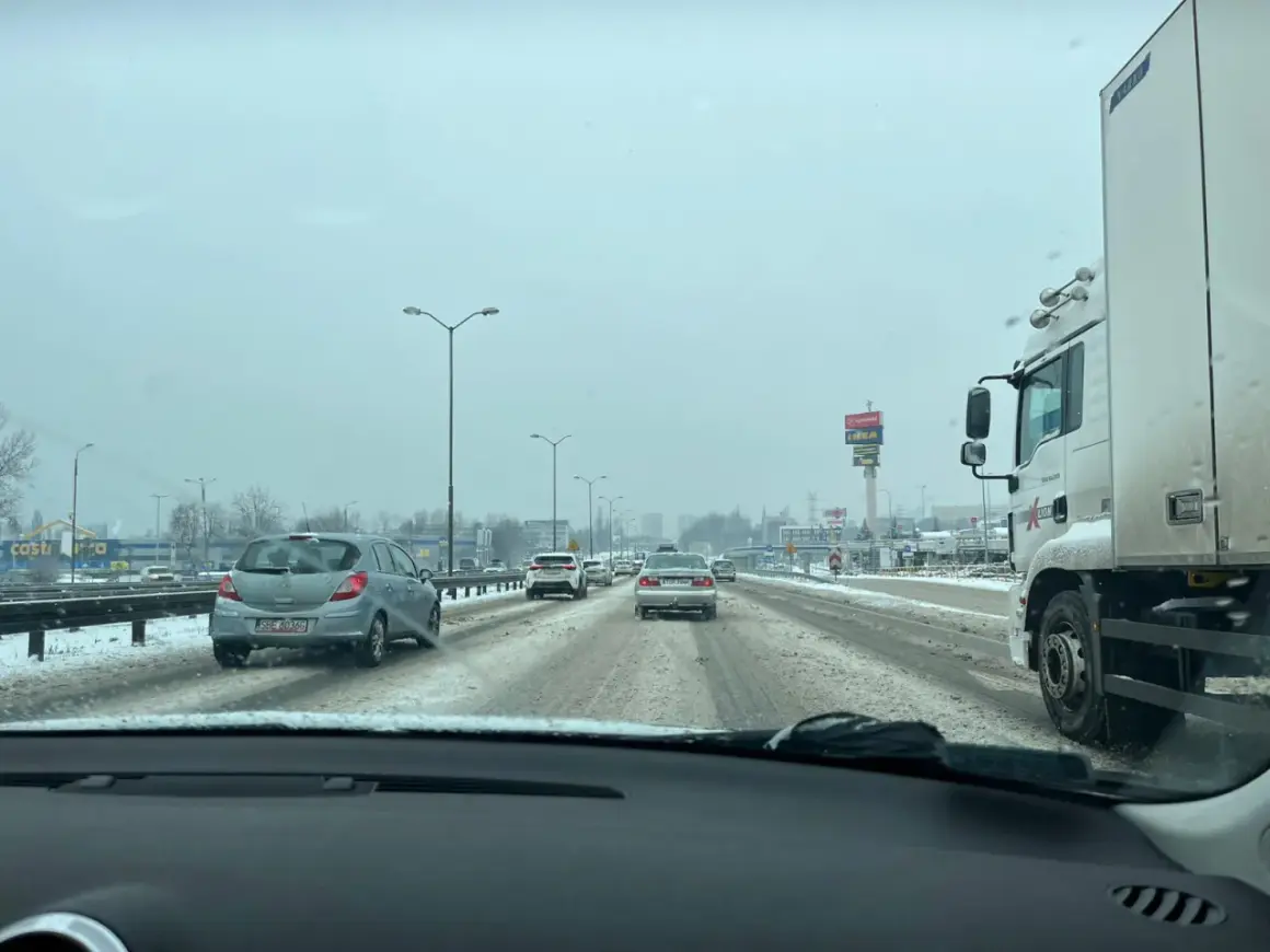 Śnieg na drodze w Katowicach. Ciężarówka i samochody w korku. Informacje drogowe Katowice.