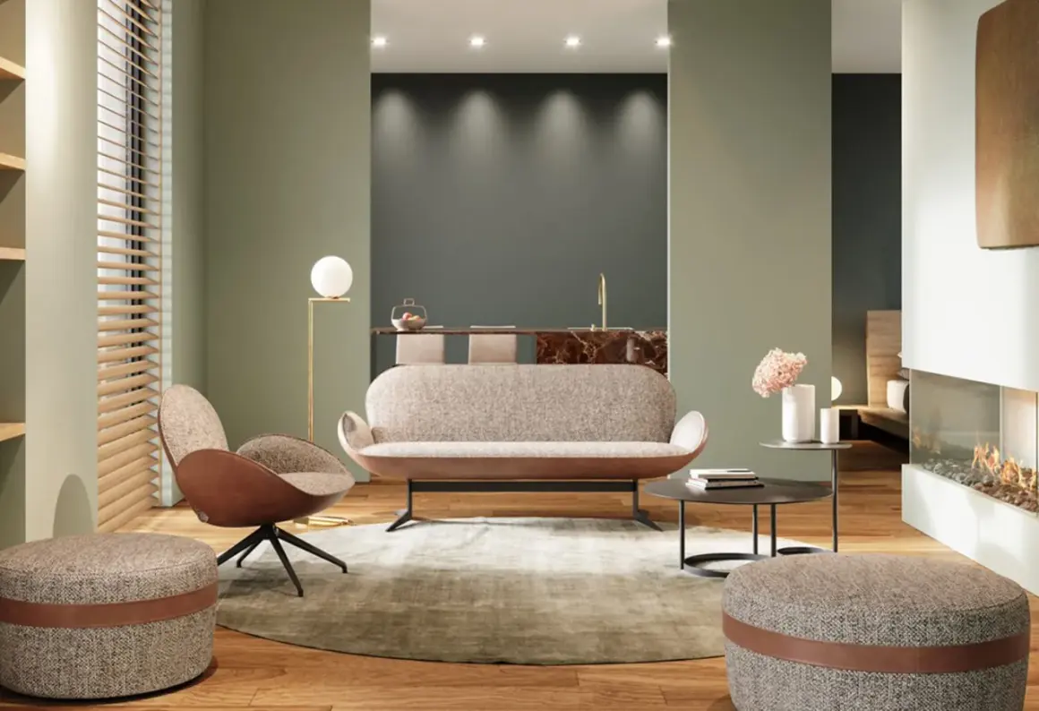 Modernes Wohnzimmer mit einem stilvollen Sofa als Raumteiler. Ein Sessel, Hocker und ein Kamin schaffen Gemütlichkeit.