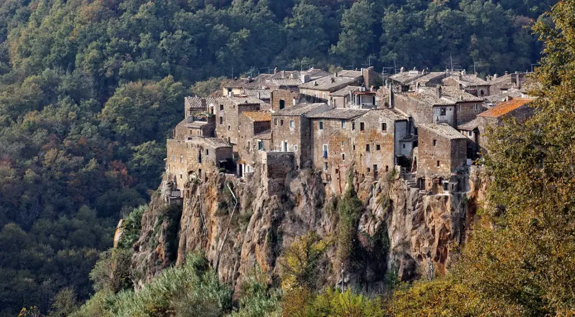 Antico borgo arroccato su una rupe, sembra un luogo dove le streghe calcata avrebbero potuto nascondersi tra le case di pietra e la vegetazione.