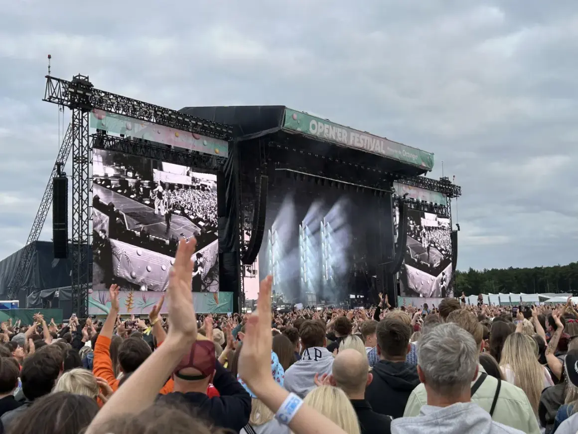 Tłum na Opener Festival, wszyscy wznoszą ręce. Na scenie wielkie ekrany, światła i artyści. Kto będzie następny?