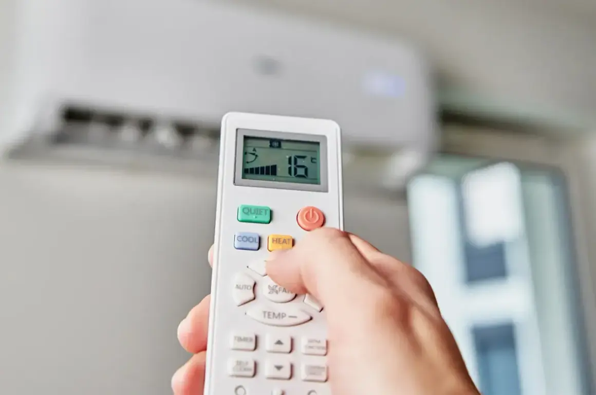 Main tenant effectue le réglage clim télécommande pour une température de 16°C.