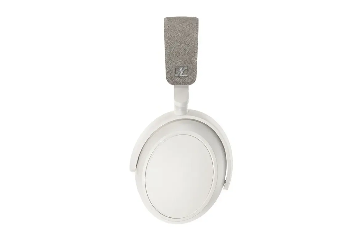 Białe słuchawki Sennheiser Momentum 4, z szarym pałąkiem i logo, gotowe do uchwycenia każdego dźwięku.