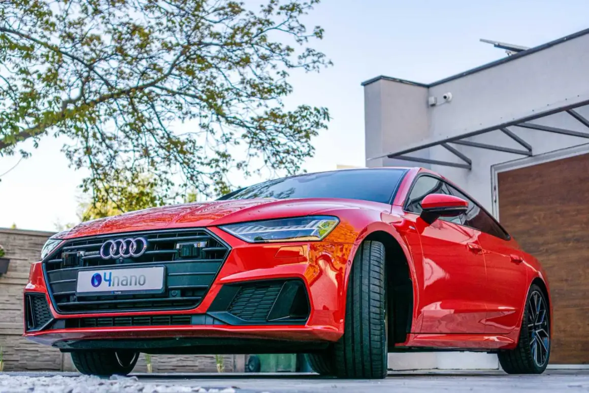 Czerwone Audi z logo 4nano. Zastanawiasz się, ile kosztuje ceramika na auto? Zapewnia ochronę i połysk.