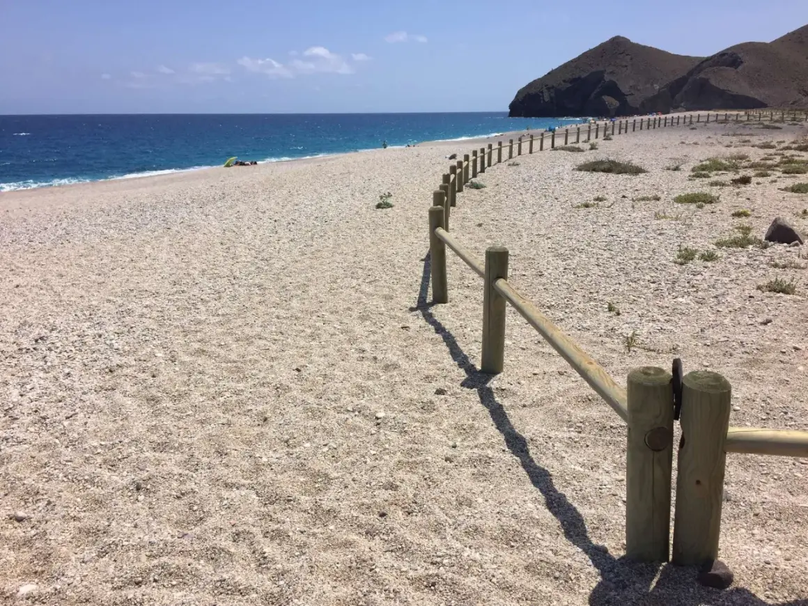 Playa de los Muertos, un paraíso para el camping. Arena clara, mar azul y montañas imponentes. Un lugar perfecto para desconectar.