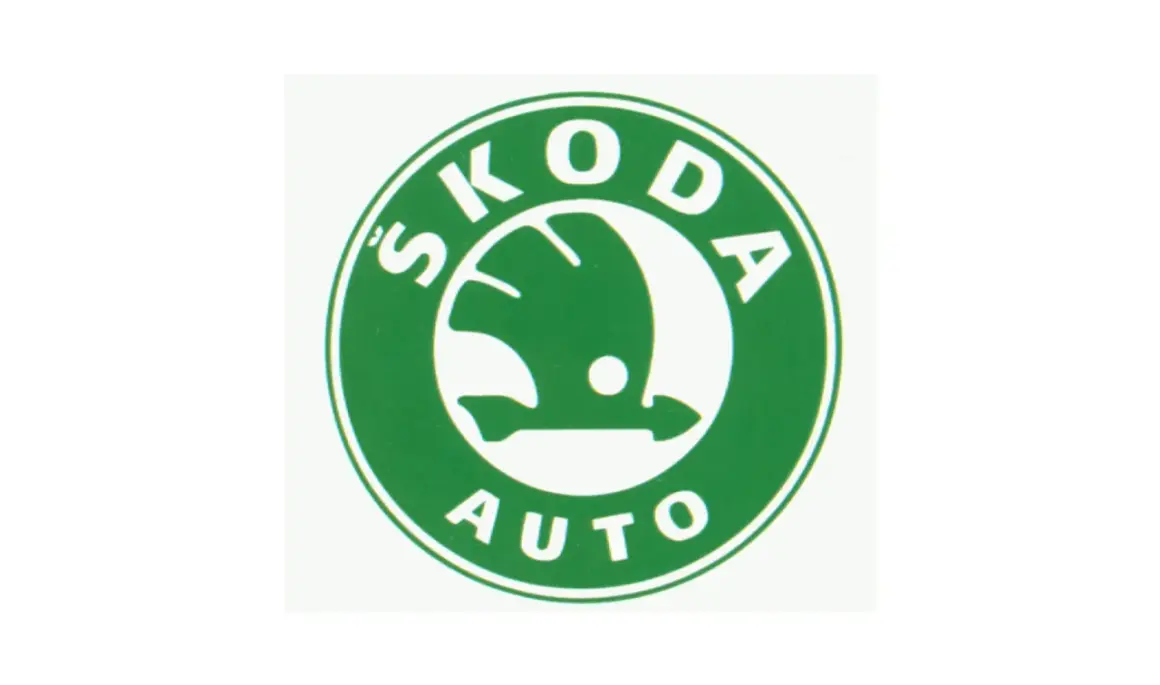 Zielony znaczek Skoda Auto z białym skrzydlatym motylem. To symbol, co oznacza znaczek Skody, symbolizujący dynamizm i podróż.