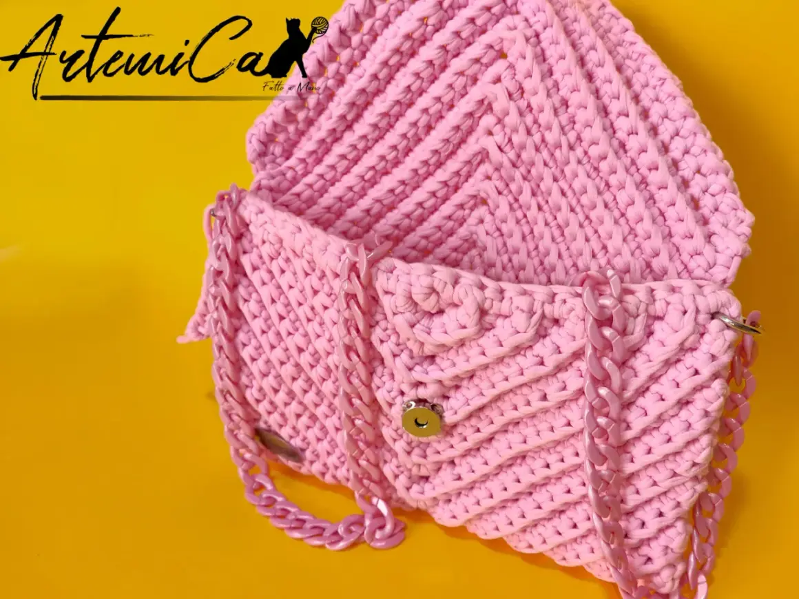 Borse uncinetto fettuccia rosa con catena, un accessorio fatto a mano che aggiunge un tocco di stile.
