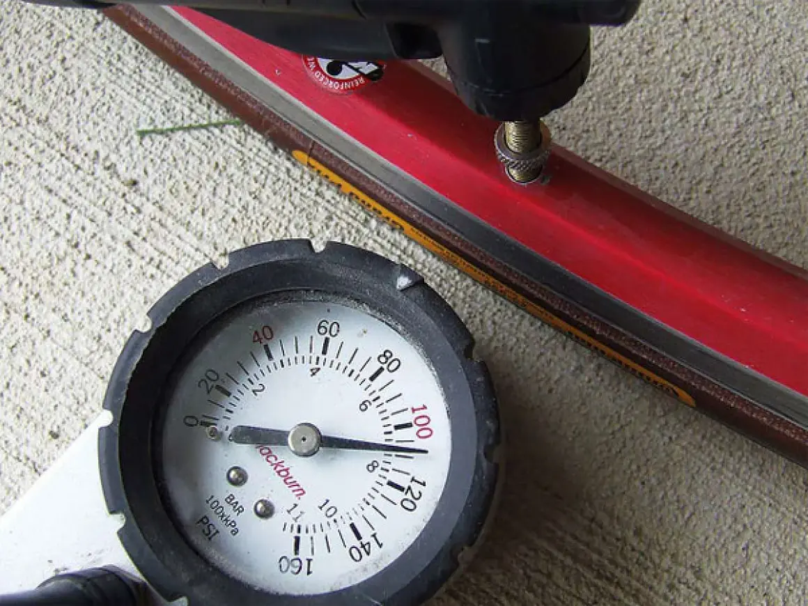 Manómetro de bici mostrando la presión de las ruedas. El medidor indica unos 40 PSI, listo para ajustar la presión.