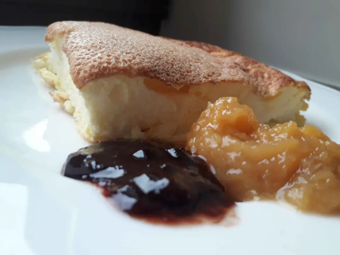 Puszysty omlet bez mąki, podany z dżemem i musem jabłkowym. Idealny na lekki posiłek.