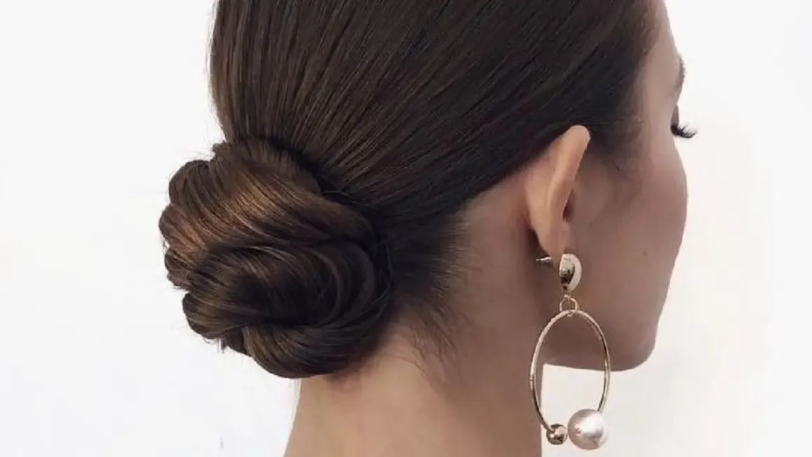 Moño bajo trenzado, ideal para moños sencillos para bodas. Elegante y atemporal.