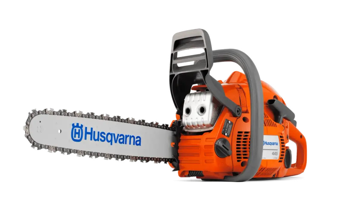 Pomarańczowa piła łańcuchowa Husqvarna 445, idealna do prac leśnych. Szukasz części motocyklowych Husqvarna? Ta piła to dowód jakości.