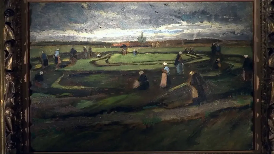 Een veld met werkende mensen, een typisch tafereel uit de kunstwerken van Vincent van Gogh. De donkere, dramatische lucht boven het landschap.