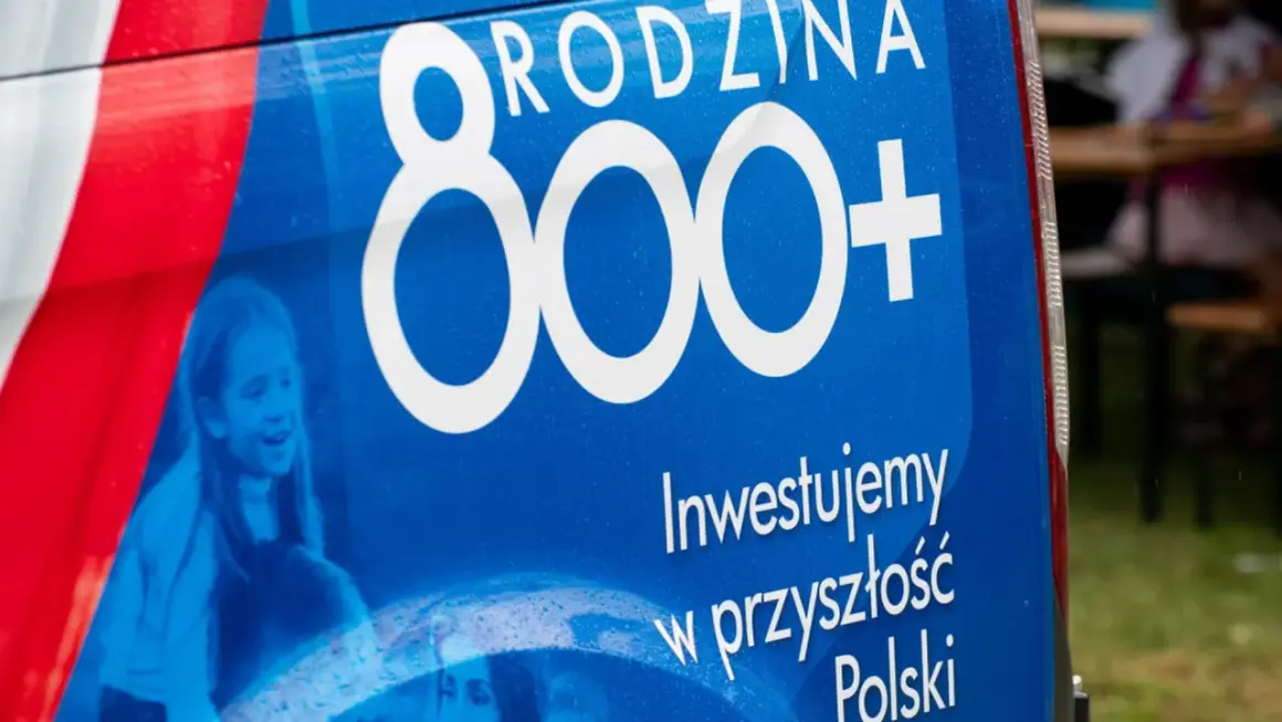 Niebieski baner z napisem "800+" i zdjęciem uśmiechniętej dziewczynki.
