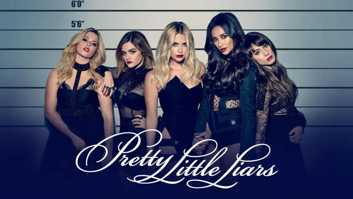 Här är rollistan i Pretty Little Liars, fem unga kvinnor i svarta kläder, poserar framför en bakgrund med längdmätare.