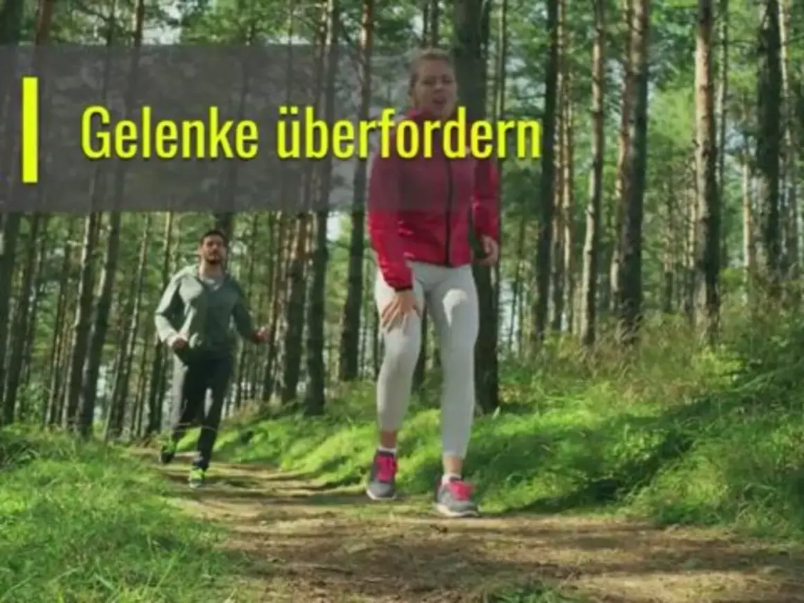 Zwei Läufer im Wald. Eine Frau hält sich das Knie, während ein Mann hinter ihr joggt. Die Frage ist, ob joggen gesund ist, wenn man die Gelenke überfordert.