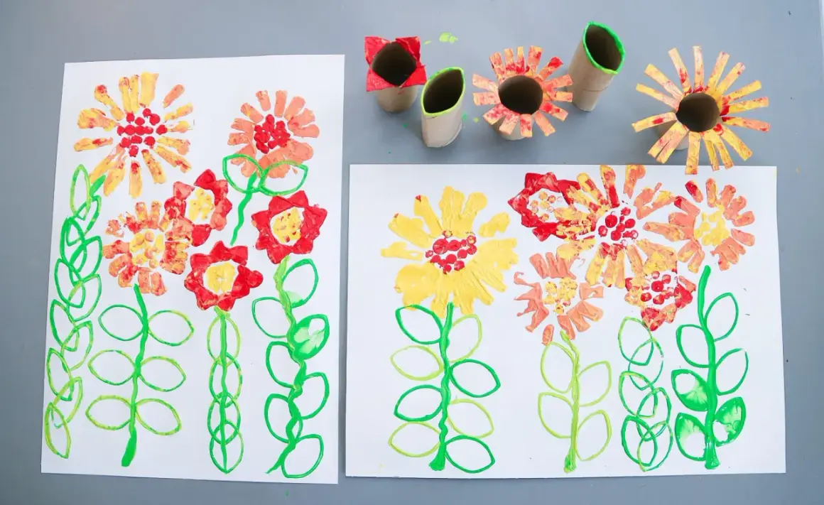 Barnens pyssel blommor med färgglada stämplar av toarullar.