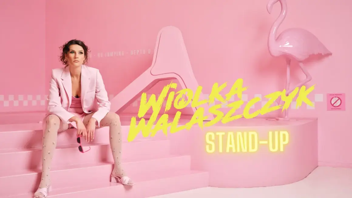Wiola Walasczyk gotowa na stand-up. Siedzi na różowych schodach obok flaminga.