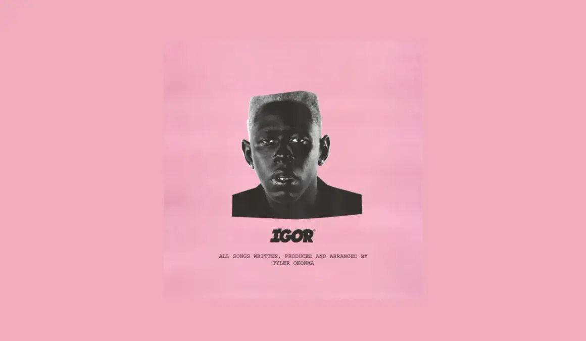 Okładka albumu "IGOR" Tylera, The Creatora. Czarno-białe zdjęcie artysty na różowym tle.
