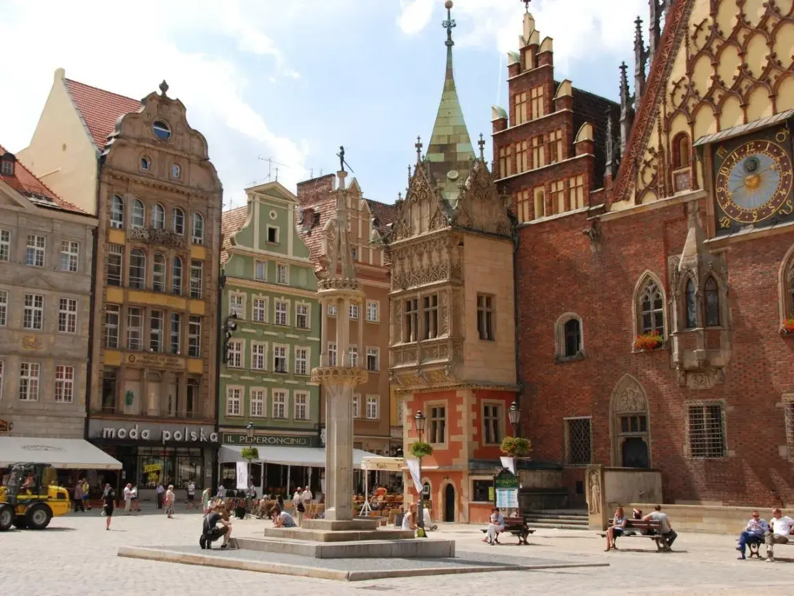 Rynek we Wrocławiu, jednym z największych miast w Polsce, z kolorowymi kamienicami i ratuszem.