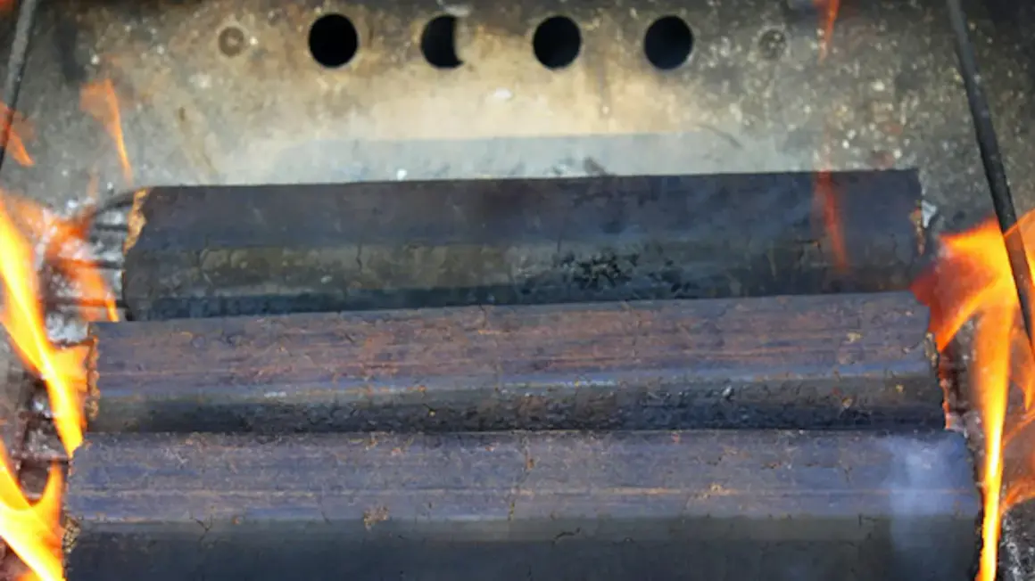 Holzofen richtig heizen: Briketts brennen mit Flammen.
