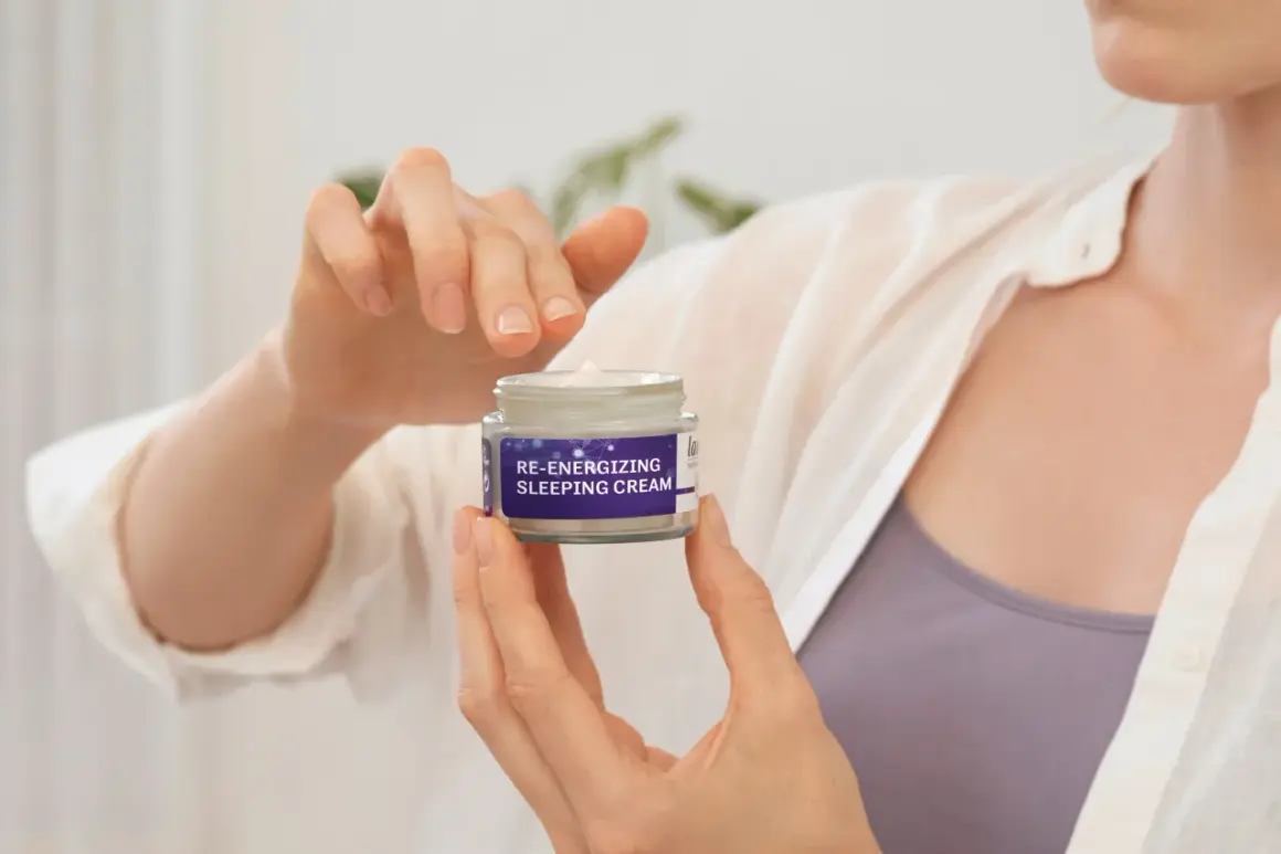 Hände halten ein Glas "RE-ENERGIZING SLEEPING CREAM". Für jugendliche Haut braucht man eine Nachtcreme.