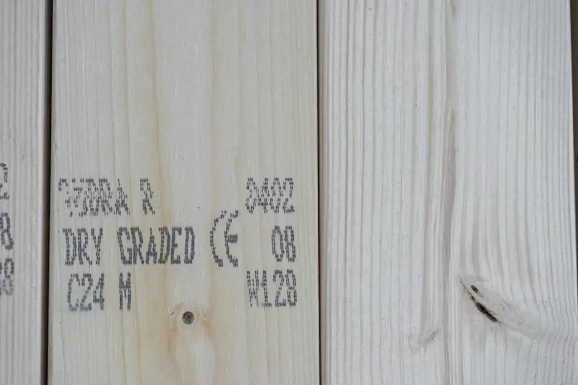 Drewno C24 z oznaczeniem "DRY GRADED" świadczy o jego wytrzymałości na zginanie, idealne do konstrukcji.