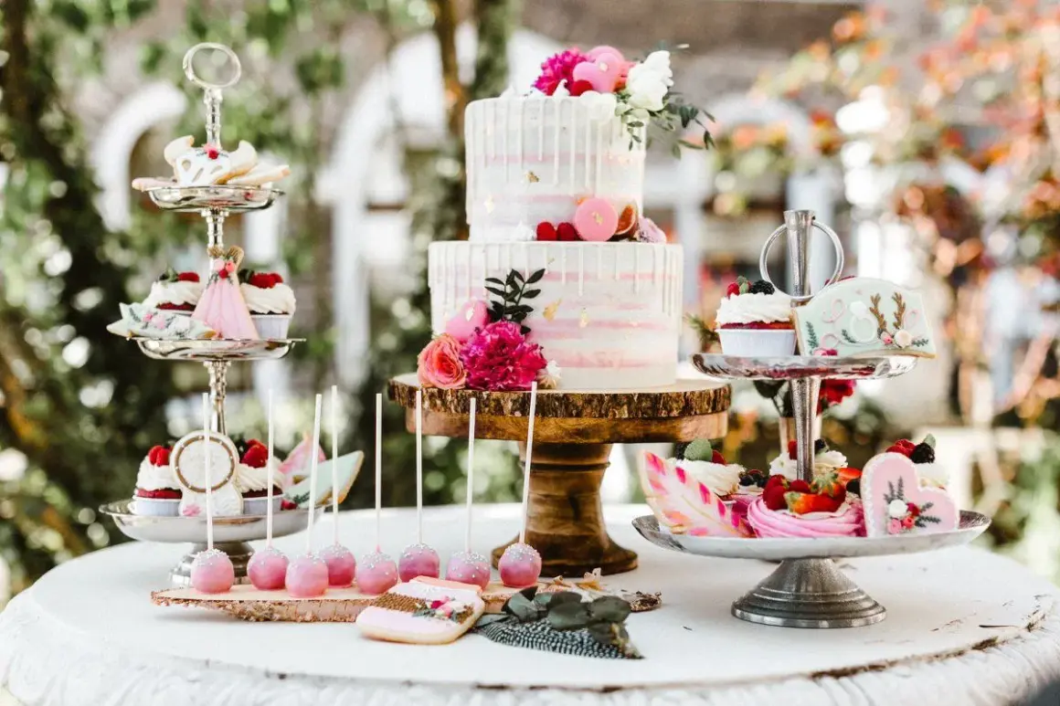 Festlicher Sweet Table mit zweistöckiger Torte, Cupcakes und Keksen. Ein süßer Genuss für die Feier zum 6 Jahre verheiratet Jubiläum.