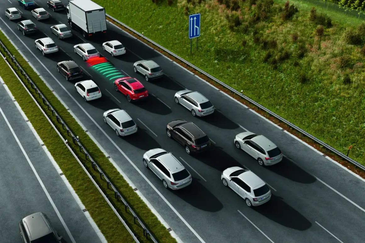 Na autostradzie samochody jadą w kolumnie, stosując zasadę ograniczonego zaufania. Czerwony samochód ostrzega o zbliżaniu się do innych pojazdów.