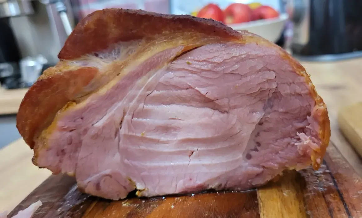 Pyszny, uwędzony schab na desce. Idealny do wędzenia, by uzyskać soczyste i aromatyczne mięso.