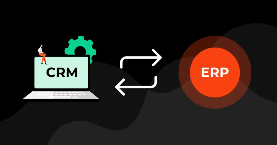 Integracja systemów CRM i ERP: mała postać siedzi na laptopie z napisem CRM, obok zielone koło zębate. Strzałki wskazują na pomarańczowy okrąg z napisem ERP.