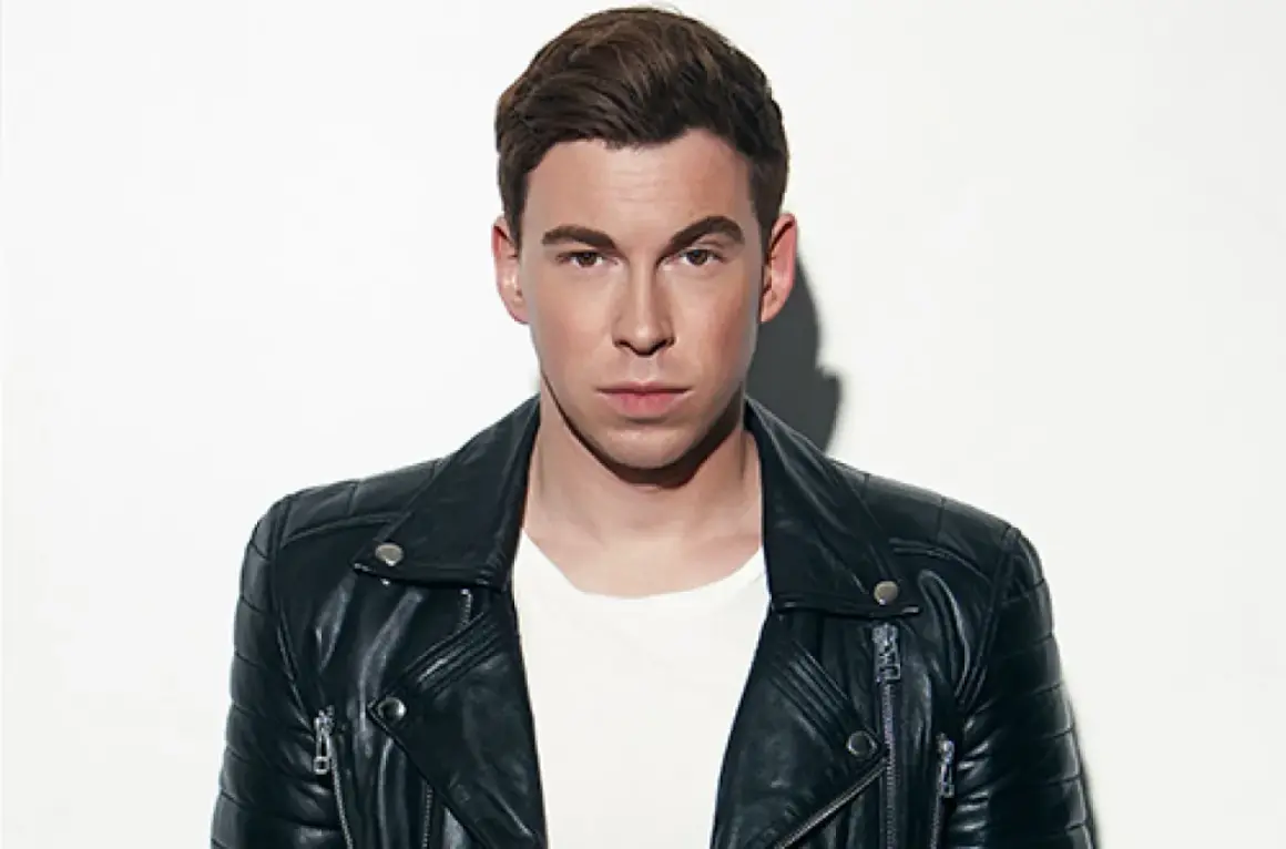 DJ Hardwell w czarnej ramonesce, gotowy na koncert w Polsce.