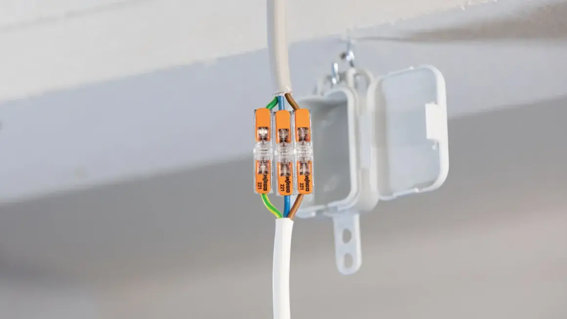 Złączki Wago jak stosować: szybkie i bezpieczne połączenie przewodów elektrycznych w puszce.
