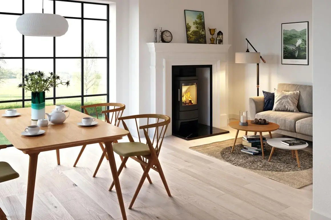 Gemütliches Wohnzimmer mit Esstisch, Sofa und einem modernen, offenen Kamin alt, der Wärme ausstrahlt.