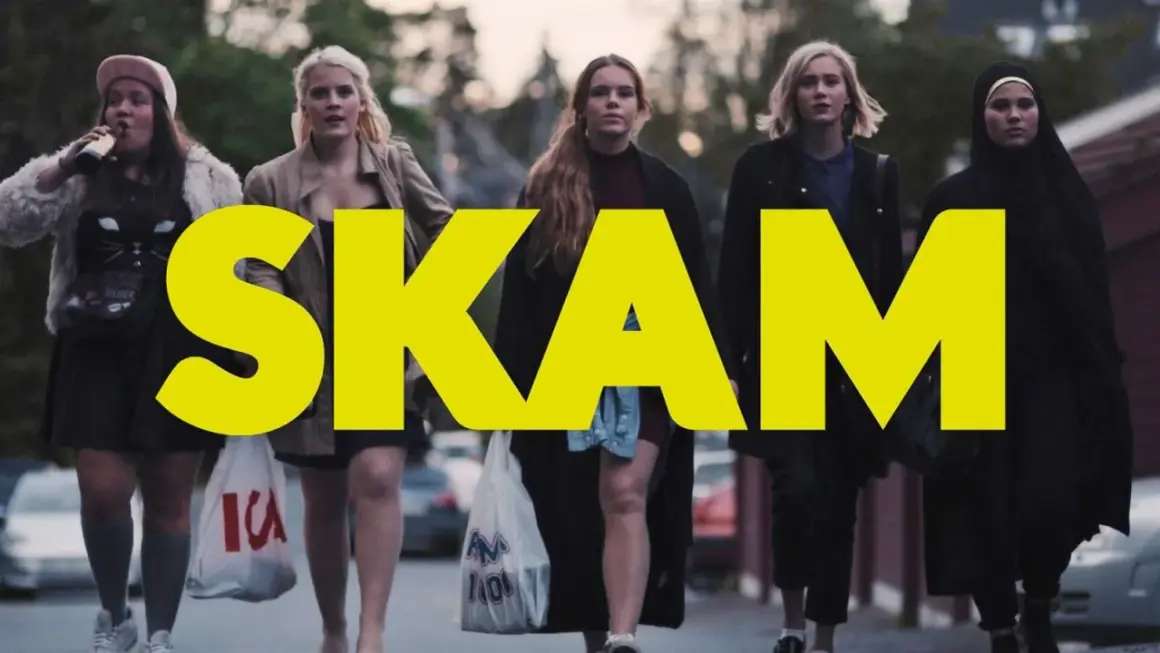 Fem tjejer går på gatan, med den stora gula texten "SKAM" över bilden. En av dem dricker ur en flaska.