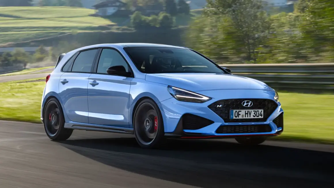 Hyundai i30 N azul en carretera, con un diseño deportivo y agresivo. El consumo de este coche es impresionante.